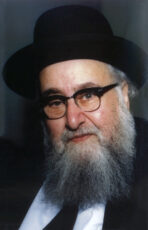 Portrait of Shimon Schwab in a suit with grey beard, black hat and glasses. width='300' height='300'